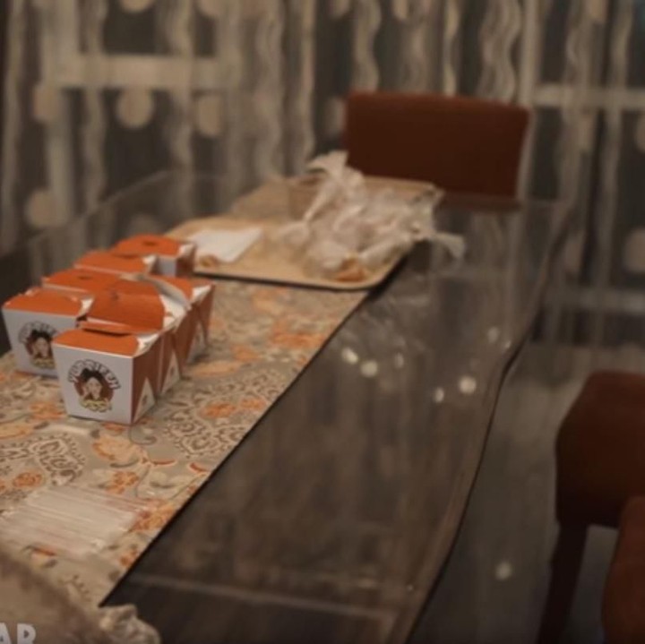 <span style="color: #222222; font-family: Arial, Helvetica, sans-serif; font-size: small;">Ini ruang makan di rumah Ussy dan Andhika. Namun, ruangan ini biasanya dipakai kalau keluarga sedang ramai berkunjung. (Foto: YouTube @attahalilintar)</span>