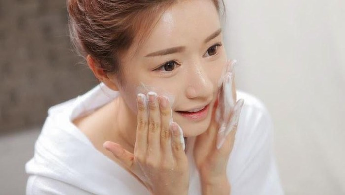 Mau Kulit Secantik Cewek Korea? Ikuti Tahap Skincare Pagi dan Malam Ini!