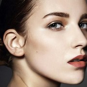 Mau Mencabut Alis Sendiri di Rumah? Eits, Baca Trik Ini Dulu Ladies!