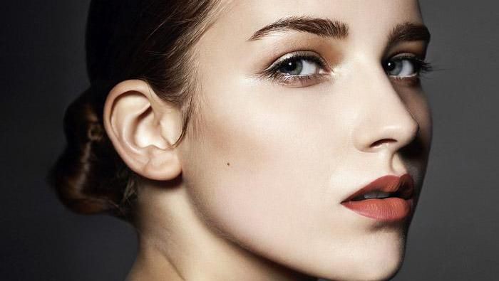 Mau Mencabut Alis Sendiri di Rumah? Eits, Baca Trik Ini Dulu Ladies!