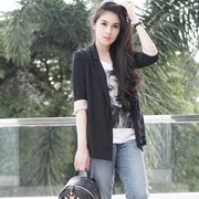 Inspirasi Fashion Blue Jeans ala Sandra Dewi