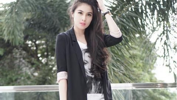 Inspirasi Fashion Blue Jeans ala Sandra Dewi