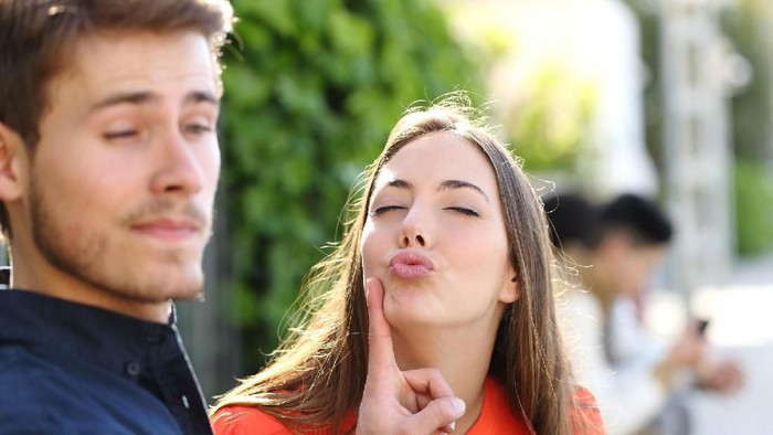 Mengalami Cinta yang Bertepuk Sebelah Tangan? Yuk Move On dengan 4 Tips Ini!
