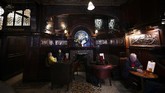 FOTO: Kongko di Bar Langganan The Beatles John Lennon pernah mengeluh bahwa hal terburuk menjadi anggota The Beatles adalah ia tak lagi bebas minum di bar ini.