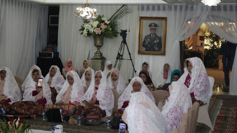 7 Momen Pengajian Pernikahan Putra Ketiga Tutut Soeharto Hari ini Kamis (13/2), segera dilaksanakan pengajian menjelang pernikahan anak ketiga Tutut Soeharto yaitu Danny Rukmana dengan Raiyah Chitra Caesaria.
