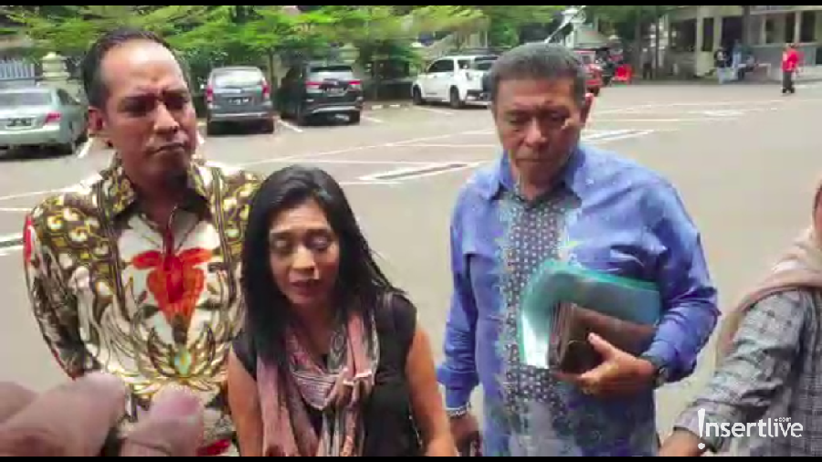 Karen Pooroe meminta Arya Claproth untuk memberi kejujursan soal kematian Zefrania.