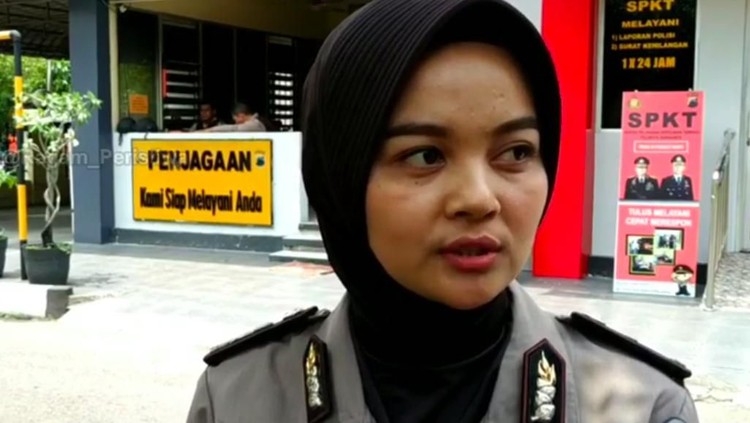 Nama Polwan cantik Briptu Arie Fitrie di medsos disalahgunakan orang jahat untuk menipu. Korban dan motif yang digunakan pun beragam.