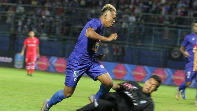 Arema FC menang 3-1 atas Persela Lamongan dalam laga kedua Grup B Piala Gubernur Jatim 2020 di Stadion Kanjuruhan, Malang, Kamis (13/2).