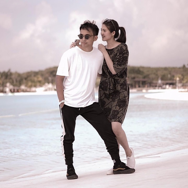 Dalam berbagai unggahan foto, terlihat momen kemesraan Naga dengan Feby. Misalnya, foto mereka ketika sedang di pantai ini. (Foto: Instagram @febyriz)