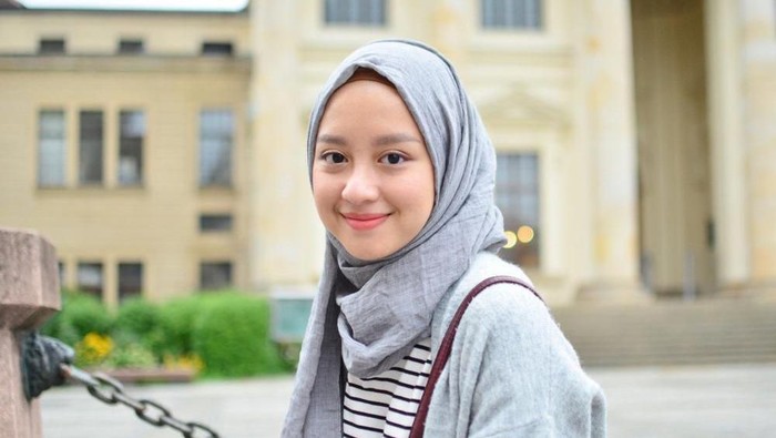 Segiempat atau pashmina hijab  yg cocok untuk  wajah  bulat  