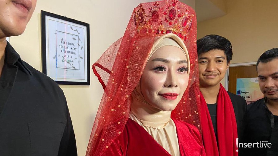 Princess Baby Sexiola ungkap alasan mencengangkan kenapa dirinya mulai menggunakan hijab.
