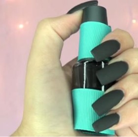Manfaatkan Eyeshadow Tak Terpakai untuk DIY Matte Nail Polish