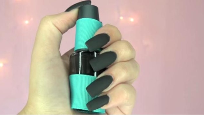 Manfaatkan Eyeshadow Tak Terpakai untuk DIY Matte Nail Polish