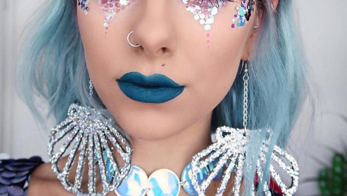 Super Unik, Makeup Hologram ala Unicorn Ini Ternyata Banyak Peminatnya! Super Unik, Makeup Hologram ala Unicorn Ini Ternyata Banyak Peminatnya!