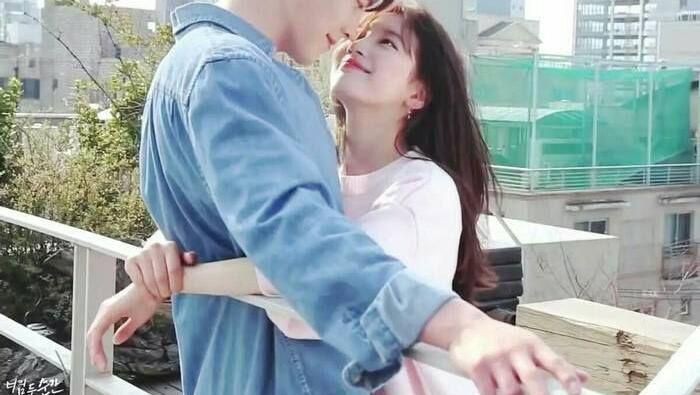 Coba Pose Bareng Pacar yang Tidak Biasa Ini Agar Terlihat Lebih Romantis