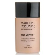 Pemilik Kulit Berminyak Wajib Punya 5 Foundation Ini