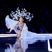 Selain Ming Xi, Bella Hadid Juga Mengalami Insiden Pada Model Victoria Secret Show Tahun Ini