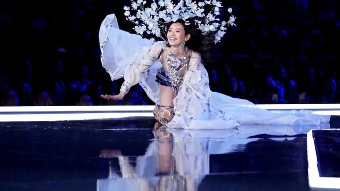 Selain Ming Xi, Bella Hadid Juga Mengalami Insiden Pada Model Victoria Secret Show Tahun Ini