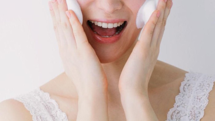 Membersihkan Makeup dengan Teknik 4:2:4 ala Wanita Korea