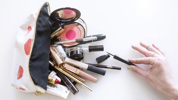 Makeup yang udah kadaluarsa sebaiknya dibuang atau???