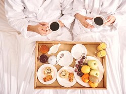 Mau Sarapan Romantis Breakfast in Bed? Ini Tipsnya