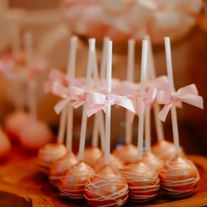 <p>Selain itu, ada juga lolipop dengan pita pink nih. Wah pasti anak-anak suka ya bermain di pesta ulang tahun Zalina. (Foto: Instagram @olaharika)  </p>