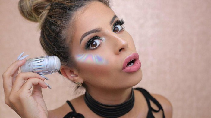 Tren Holographic Highlighter Ini Unik Banget, Berani Coba?