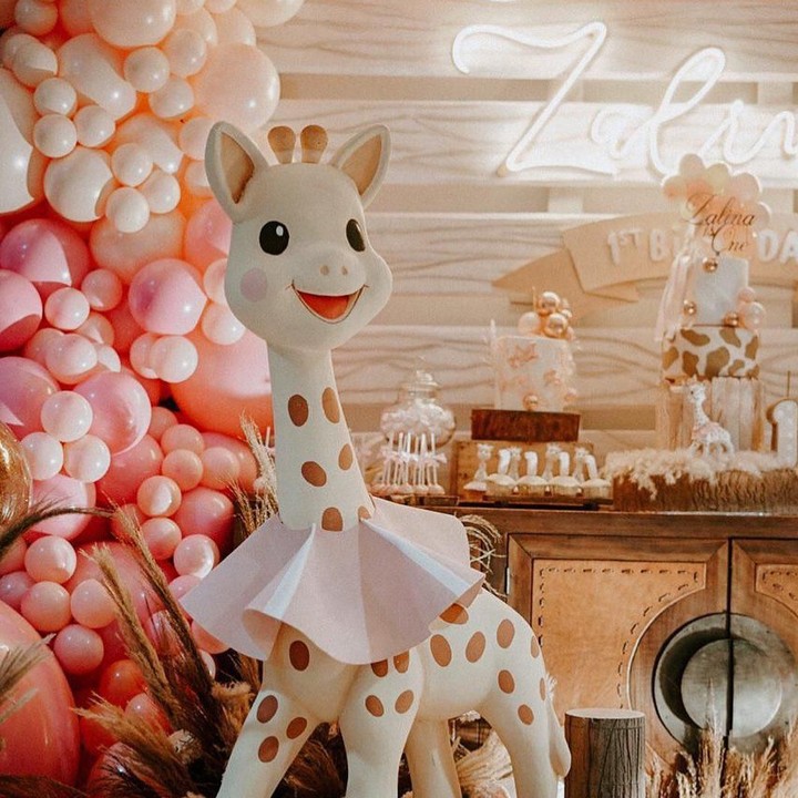 <p>Diintip dari akun Instagram event organizer yang membantu perayaan ulang tahun Zalina, terlihat konsepnya dipenuhi dengan balon-balon pink dengan miniatur jerapah yang lucu, Bun. (Foto: Instagram @ittlethoughtsplanner)  </p>
