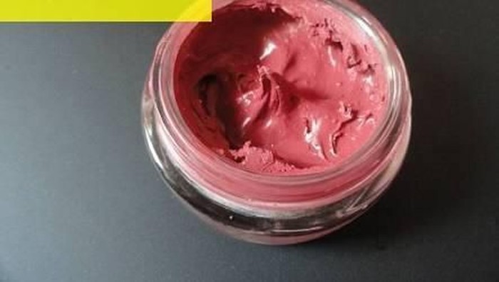 Ada yang pernah bikin lipstick sendiri enggak? Ada yang pernah bikin lipstick sendiri enggak?