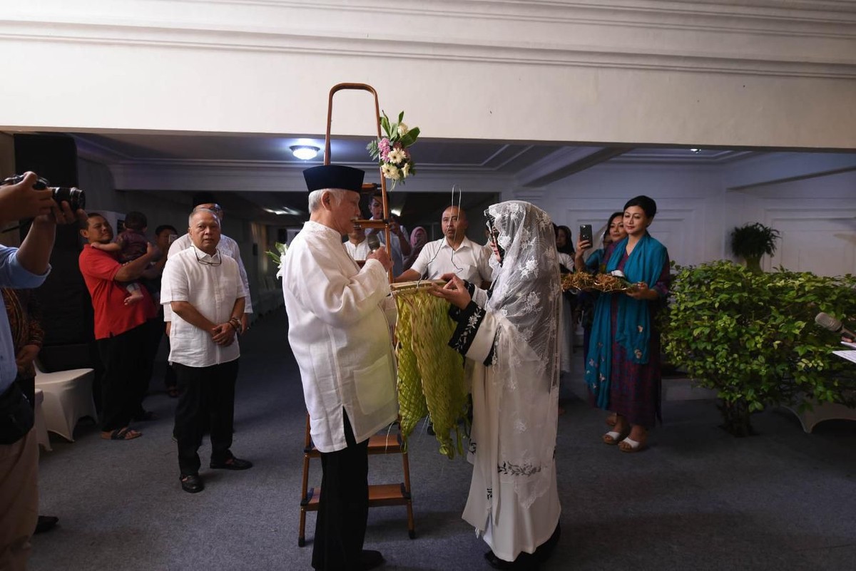 Tutut Soeharto dan Indra Rukmana telah melakukan prosesi Bleketepe di kediamannya&comma; Kamis &lpar;13&sol;2&rpar; untuk pernikahan akan ketiganya&comma; Danny dan seorang pramugari&period;