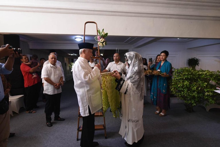 Tutut Soeharto dan Indra Rukmana telah melakukan prosesi Bleketepe di kediamannya, Kamis (13/2) untuk pernikahan akan ketiganya, Danny dan seorang pramugari.