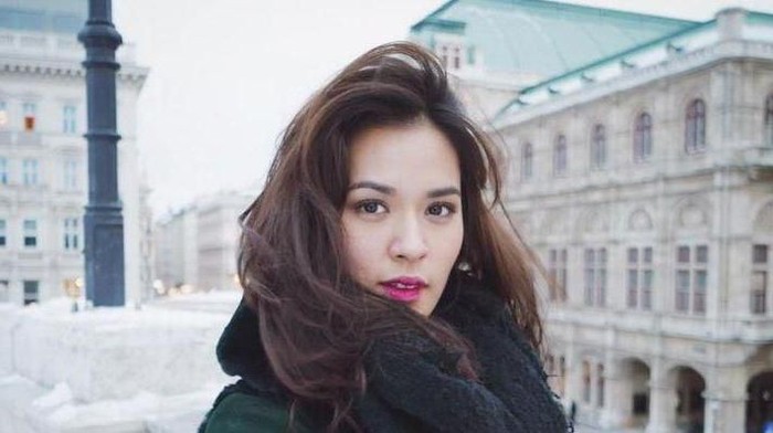 Bukan Skin Care, Ternyata Kebiasaan Unik Ini Jadi Rahasia Kulit Mulus Selebriti Indonesia