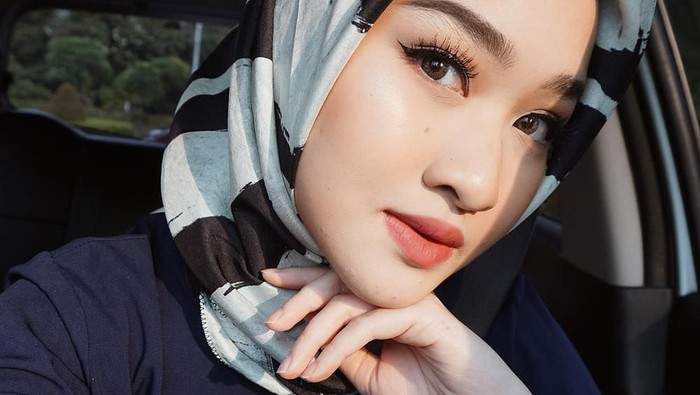 Simple and Sweet, Hijab Scaft Motif ala Kiara Leswara Ini Cocok Banget Dipakai ke Kampus
