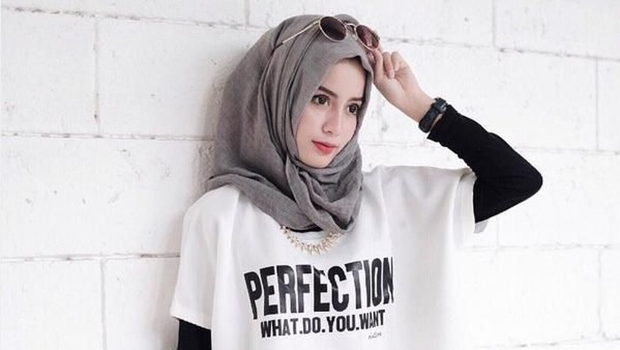Modis dengan Gaya Monochrome Muslimah ala Selebgram Aghnia Punjabi