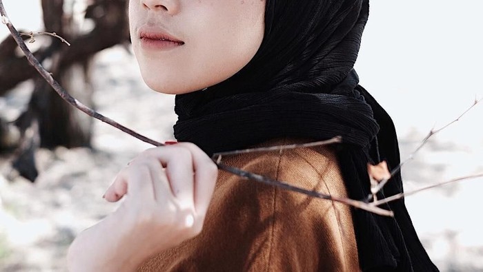 Biar Bisa Eksis di Segala Suasana, Warna Hijab Ini Wajib Kamu Punya!