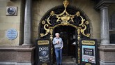 FOTO: Kongko di Bar Langganan The Beatles John Lennon pernah mengeluh bahwa hal terburuk menjadi anggota The Beatles adalah ia tak lagi bebas minum di bar ini.