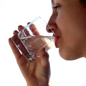 Manfaat Minum 8 Gelas Air Putih untuk Kulit yang Harus Kamu Ketahui