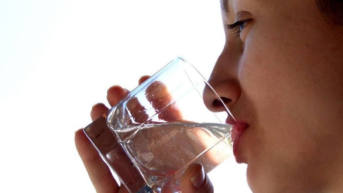 Manfaat Minum 8 Gelas Air Putih untuk Kulit yang Harus Kamu Ketahui