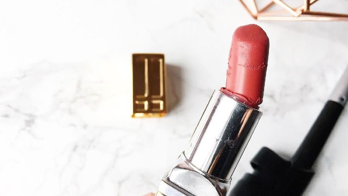 Punya Lipstik Patah? Jangan Dibuang, Ini Cara Mensiasatinya!