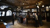 FOTO: Kongko di Bar Langganan The Beatles John Lennon pernah mengeluh bahwa hal terburuk menjadi anggota The Beatles adalah ia tak lagi bebas minum di bar ini.