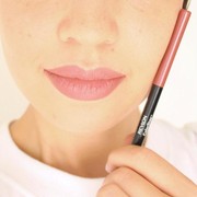 Full Sensuality dengan Lip Liner di Bawah 200 Ribu