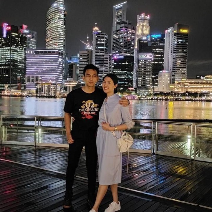 Sudah lama menikah tapi melihat keromantisan mereka seperti orang yang masih pacaran ya. (Foto: Instagram @febyriz)