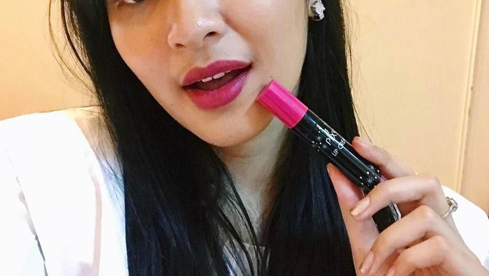 Bagaimana cara agar tidak lengket menggunakan lip cream? Bagaimana cara agar tidak lengket menggunakan lip cream?