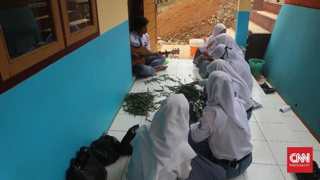 Menyusul kasus aturan jilbab di SMK Negeri 2 Padang, Kemenko PMK menjamin bakal mengawasi aturan di lingkungan pendidikan agar bebas dari praktik intoleransi.