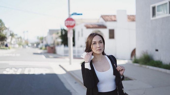 Chic dan Simpel, Begini Gaya Busana Black and White ala Sara Wijayanto!