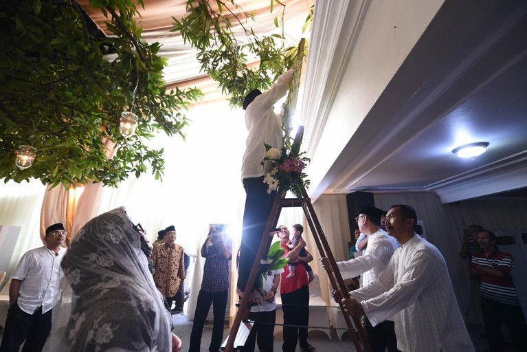 Tutut Soeharto dan Indra Rukmana telah melakukan prosesi Bleketepe di kediamannya, Kamis (13/2) untuk pernikahan akan ketiganya, Danny dan seorang pramugari.