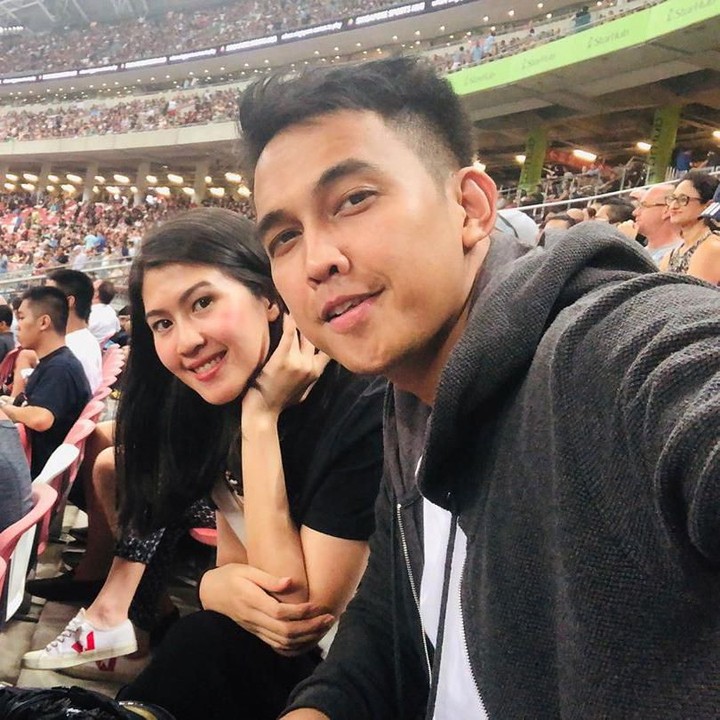 Salah satunya, Naga dan Feby menonton konser U2 di Singapura. Ini merupakan keinginan Naga dan istri untuk menonton konser U2. (Foto: Instagram @febyriz)