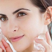 Ladies, Begini Tips Menyempurnakan Make Up Agar Tahan Lama dengan Es Batu