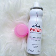 Ada yang udah pernah pakai Evian Facial Spray? Bagus gak sih ladiess? Beneran Bikin Lembap Gak?