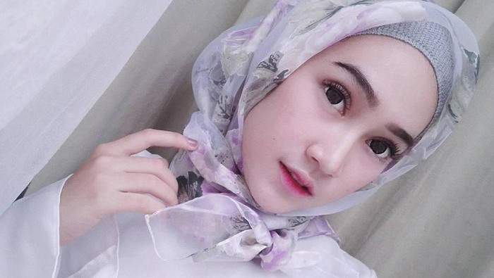 Agar Lebih Rapi, Intip Tutorial Mudah Memakai Hijab Organza Berikut Ini!